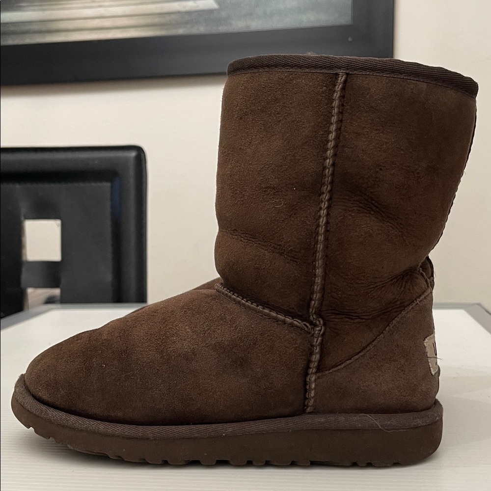 UGG CLASSIC SHORT II BOOTS KIDS SIZE 3- EU 33